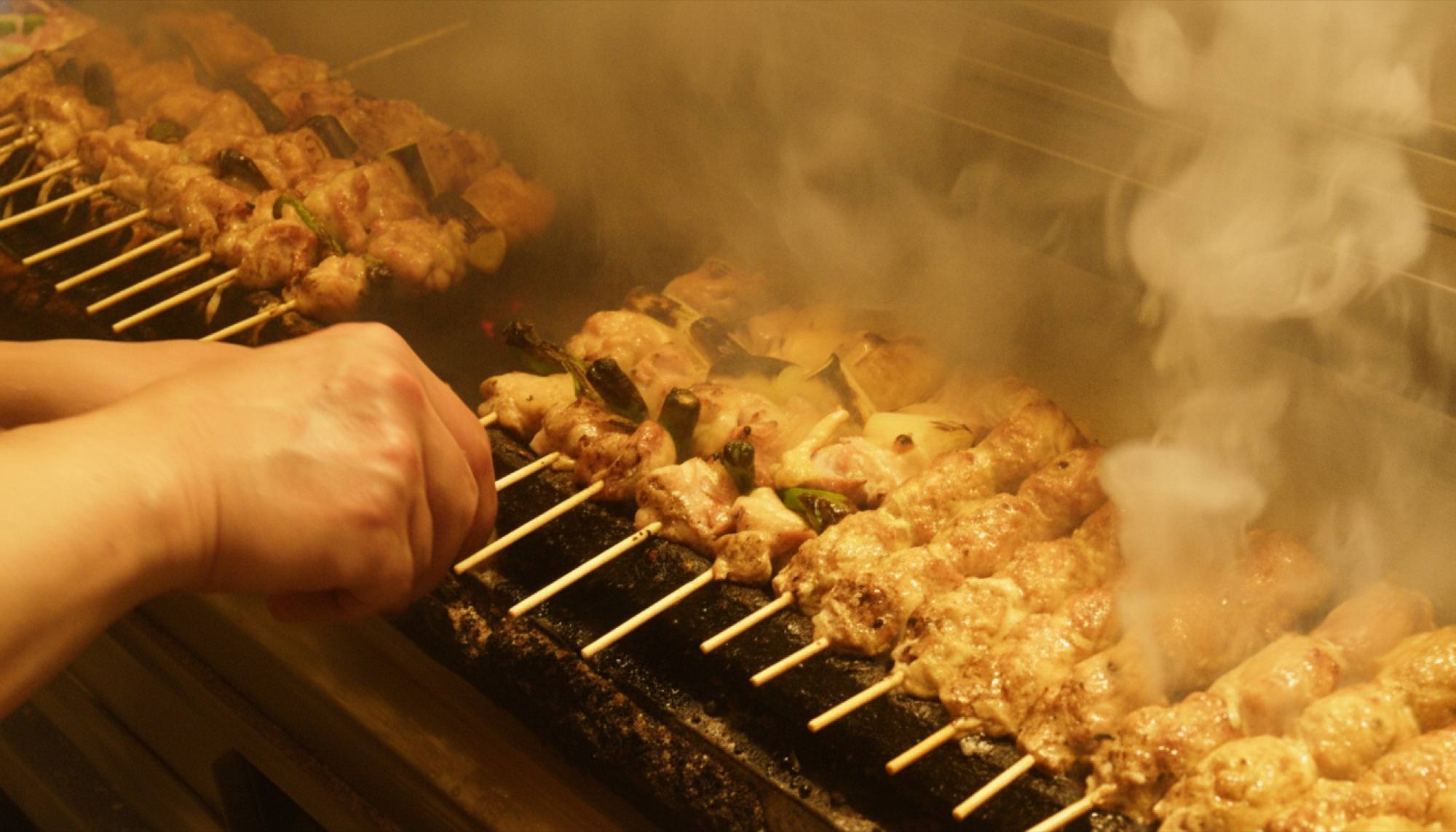 備長炭で焼き上げる焼鳥